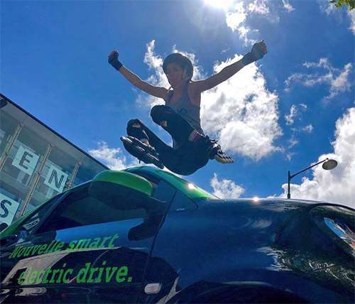 Maeliss Conan saute au dessus d'une voiture à Rennes sur Roulettes