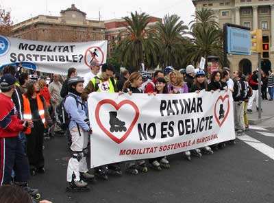 Manifestation pour le droit roller à Barcelone (Espagne)