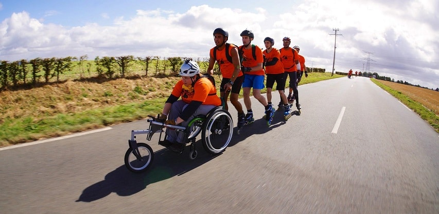 Exemple d'un groupe Mobile en Ville combinant patineurs et fauteuil roulant Exemple d'un groupe Mobile en Ville combinant patineurs et fauteuil roulant