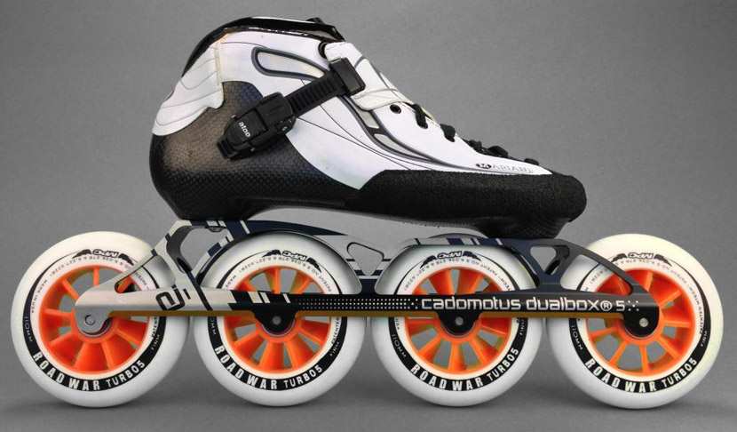 Une platine Cadomotus Dual Box 5 montée sur une chaussure Mariani avec des roues MPC Turbo 5