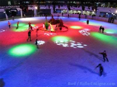La patinoire sur glace avec une ambiance colorée
