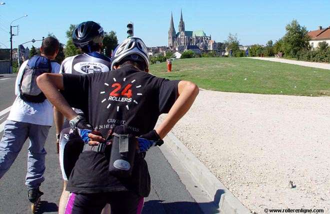 Un peloton roller en route vers Chartres depuis Paris