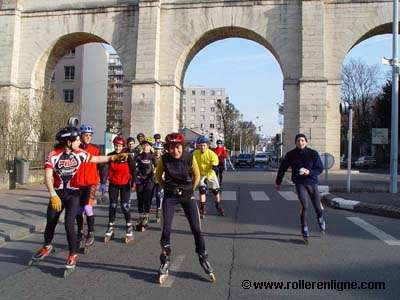 Groupe de patineurs au départ d'un raid longue distance