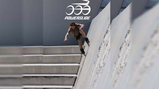 Un roller Powerslide 3 roues sous les pieds de Dustin Werbeski