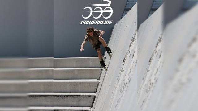 Un roller Powerslide 3 roues sous les pieds de Dustin Werbeski