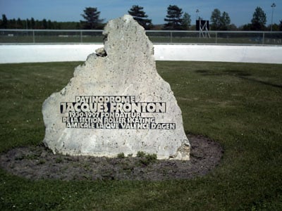 La stèle du Patinodrome Jacques Fronton