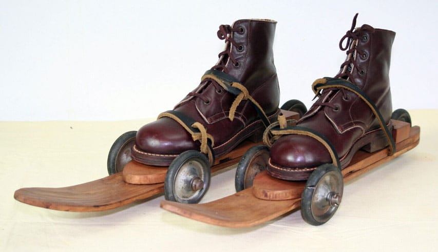 Patins à roulettes en bois des années 30 ou 40 Patins à roulettes en bois des années 30 ou 40