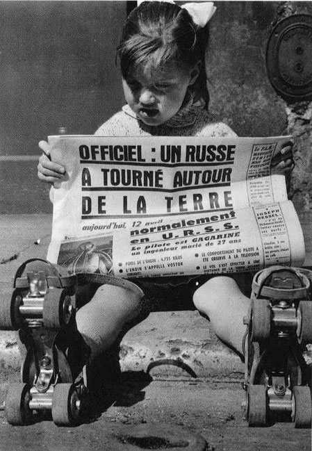 Photo : une fillette sur roulettes dans son journal
