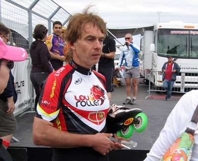 Philippe Coussy avec son patin en roues RollX