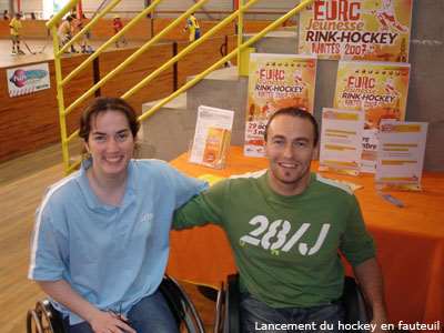 Joueurs de rink hockey en fauteuil