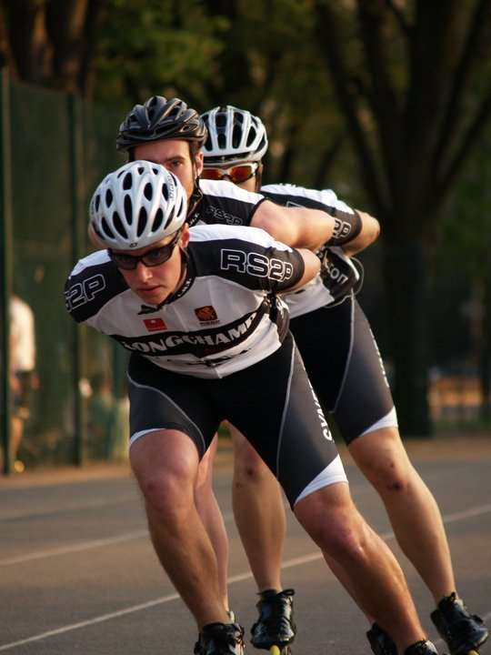 Les patineurs de Longchamp Roller Team en action