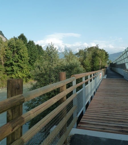 Passerelle accolée au pont de l'autoroute qui enjambe la Sallanches.