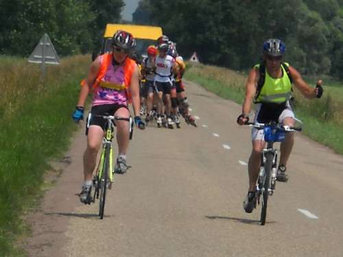 Le groupe à vélo et à roller