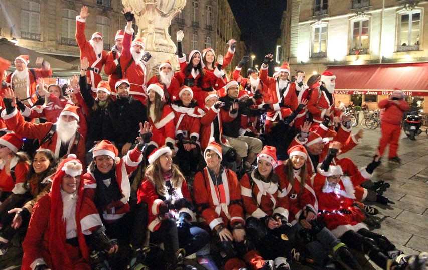 Une randonnée Père Noël réunit 50 patineurs à Bordeaux (33)