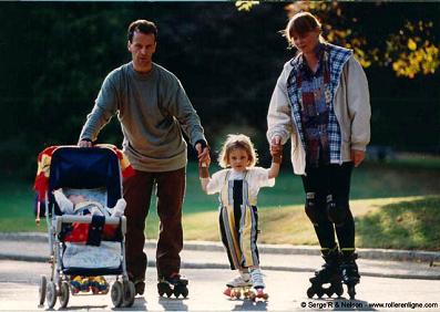 La famille Rodriguez en patins à roulettes