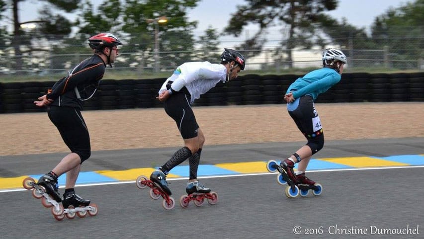 Des patineurs avec les bras dans le dos aux 24H Roller du Mans 2016