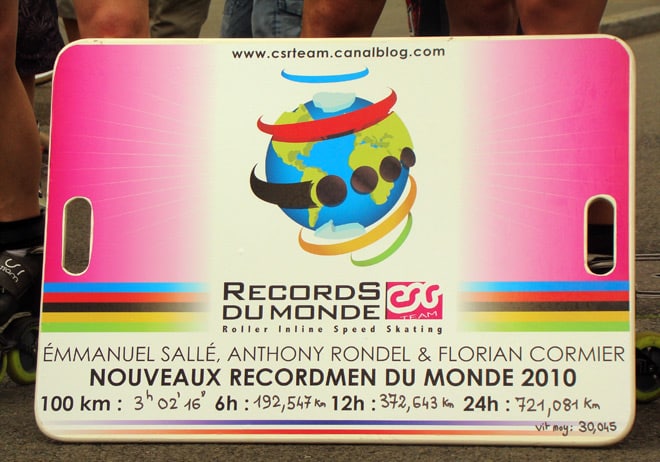 Le panneau des records d'endurance en roller rempli après les résultats du trio des patineurs.