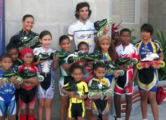 Remise des paires de patins à roulettes aux enfants colombiens