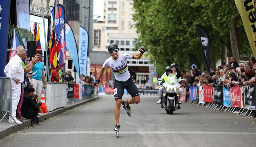 Felix Rijhnen franchit la ligne d'arrivée de Rennes sur Roulettes en solitaire