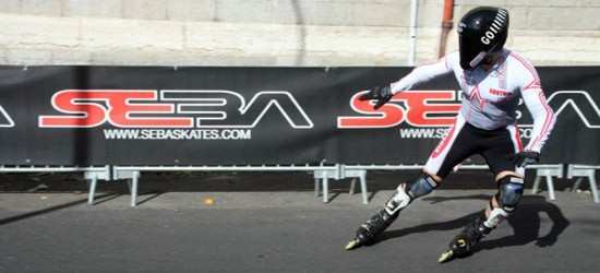 Freinage parallèle d'un descendeur autrichien au championnat du monde de roller de descente 2013 à Lyon