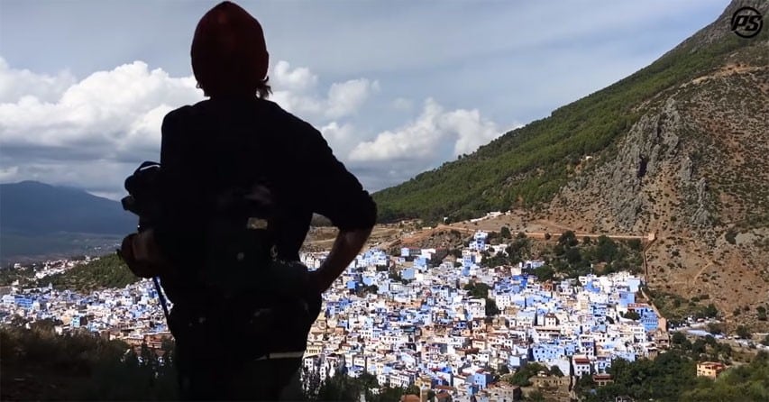 Richie Eisler en roller tout-terrain dans la Ville Bleue (Maroc)