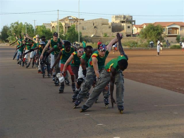 Les patineurs roulent en peloton