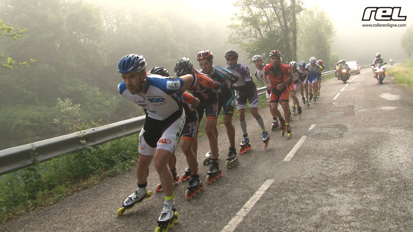 Peloton sortant du brouillard