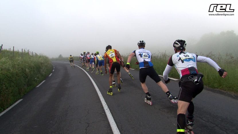 Un peloton plongeant dans le brouillard