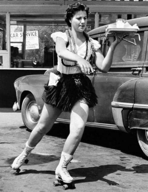Serveuse en patins à roulettes dans les années 1950