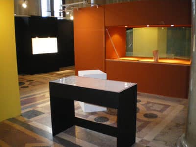 Les présentoirs de l'exposition Paris, capitale du roller