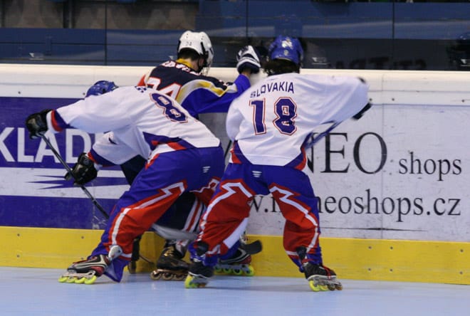 L'équipe de France femmes de roller hockey 2010 en lutte avec l'équipe de Slovaquie