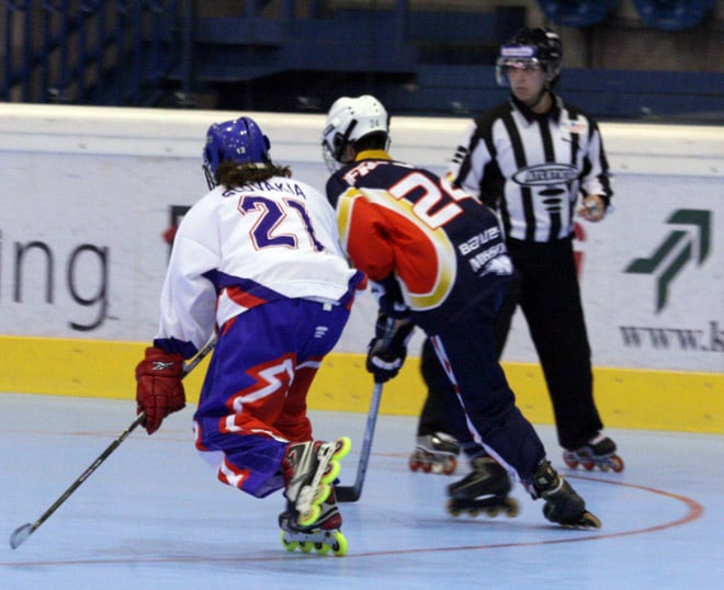 L'équipe de France femmes de roller hockey 2010 au coude à coude avec la Slovaquie