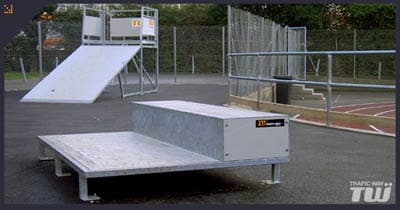Une petite table à manual avec un curb
