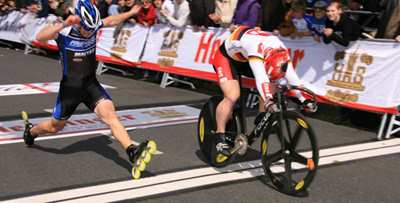 Duel roller contre cycliste au marathon roller Francfort 2008 (GER)