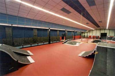 Vue centrale de l'aire de pratique du skatepark indoor de Dijon