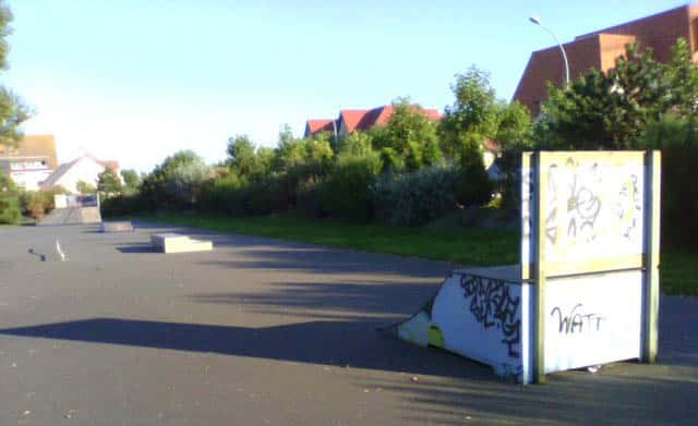 Spot : le skatepark de Courseulles sur Mer (14) La ligne des modules du skatepark de Courseulles-sur-Mer (14)