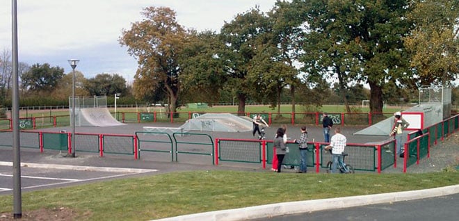Vue large du skatepark avec son enceinte de protection