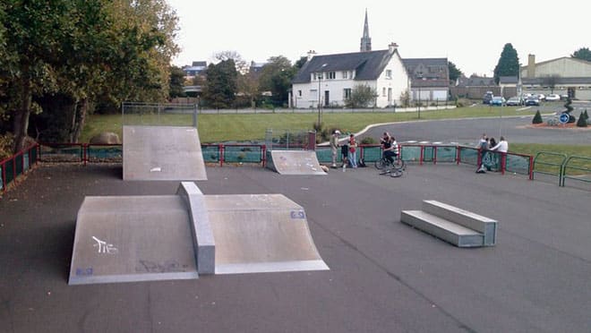 La funbox au centre du skatepark, avec le curb et les lanceurs
