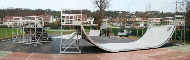 Le skatepark de Marcoussis (91) Vue de la mini-rampe et du plan incliné