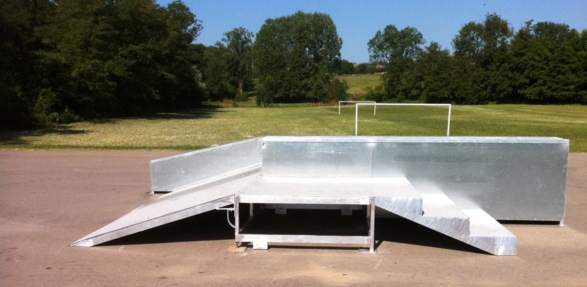 Le skatepark de Chazay d'Azergue Vue de côté de la funbox centrale