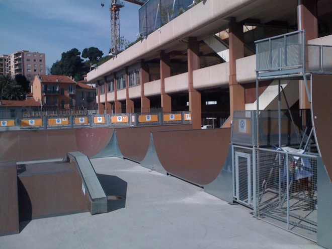 La mini-rampe à spine du skatepark Jean Bouin à Nice (06)