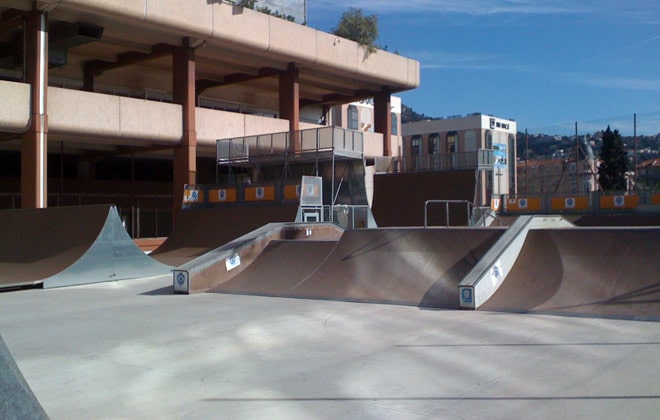 La funbox centrale avec son ledge et son rail en kink
