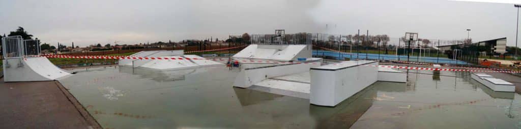 Vue panoramique des nouveaux modules du skatepark de Lunel