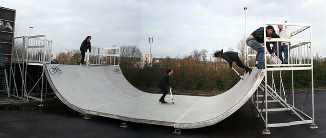 La mini-rampe 3R Skateparks ou les patineurs et les trottinettes s'exercent.