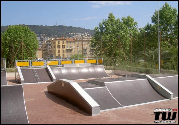 Vue de la funbox et des lanceurs avec plans inclinés et quarters
