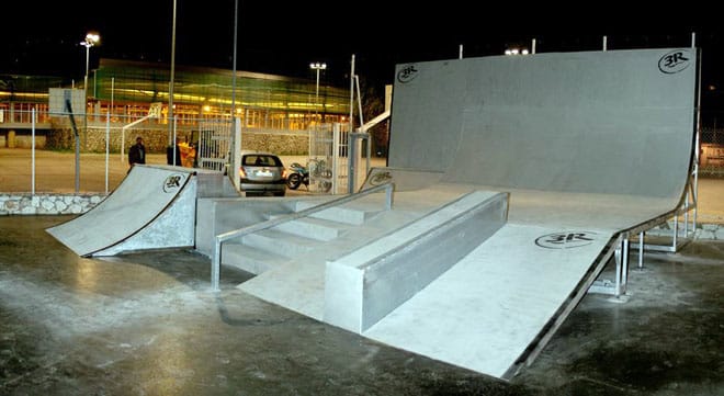 Skate park de Nice Falicon Un wall, des plans inclinés, des rails, des marches et un petit spine