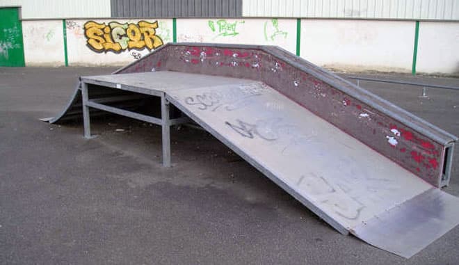 La table de saut avec son ledge latéral