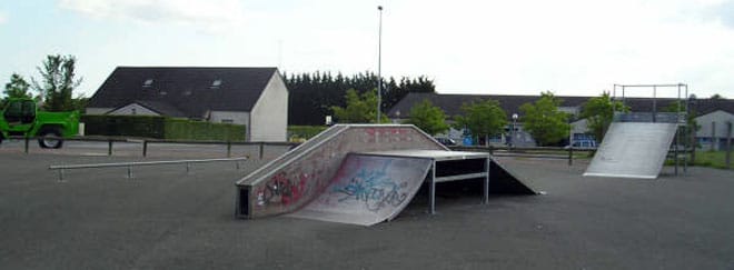 La funbox centrale, le rail en arrière-plan et le plan incliné du skatepark de Pouilly-sur-Loire