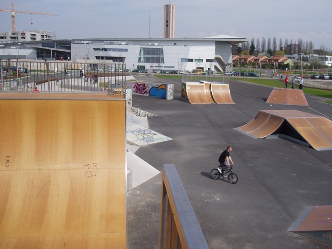 Le skatepark de Cronenbourg / La Rotonde à Strasbourg (67) Vue des modules du skatepark depuis la rampe
