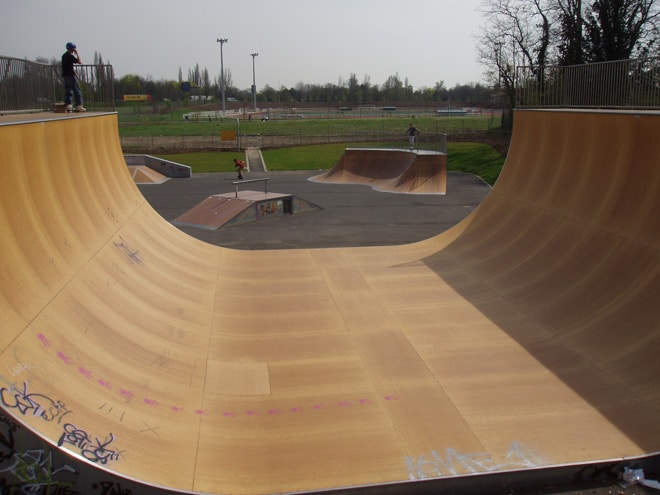 Le skatepark de Cronenbourg / La Rotonde à Strasbourg (67) La big rampe du skatepark de Cronenbourg / La Rotonde à Strasbourg (67)